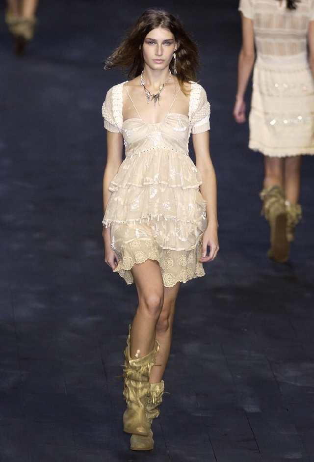 维密当年脚踏星辰的尤金女皇,为何难逃雪藏成"过气"超模?