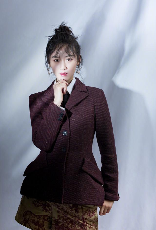 袁冰妍厉害了,西装搭配花裤子一点儿也不土