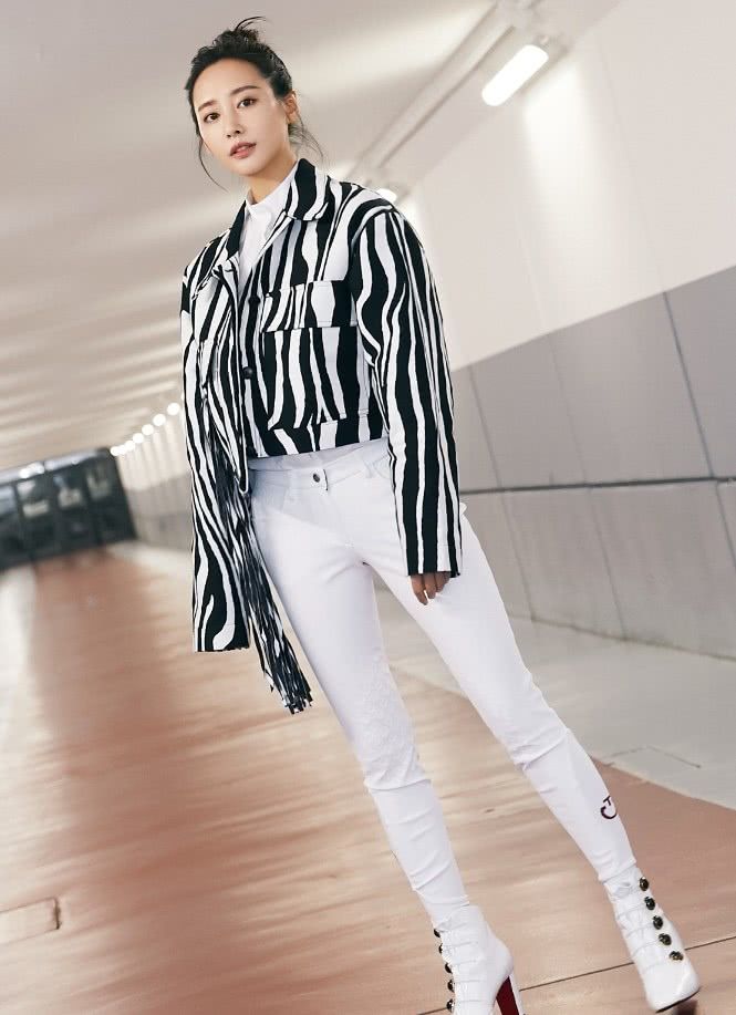 "炩妃"李纯最近有点穷?吃3块钱的甜筒,还穿烂大街款服装!