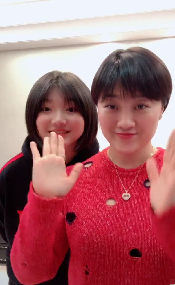 娱乐资讯乡村爱情王云和女儿搞怪合影女儿脸圆嘟嘟