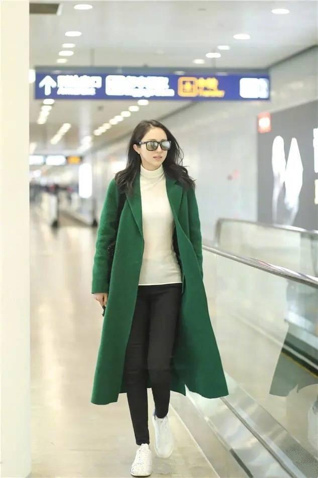 董璇剪短发后穿衣风格也变了,机场黑大衣配超长筒靴,气场无敌