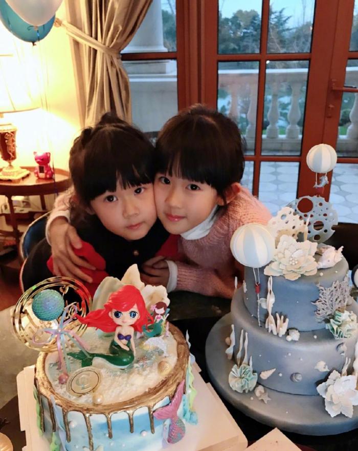 杨紫微博晒全家福,她们一家三口共用一张脸