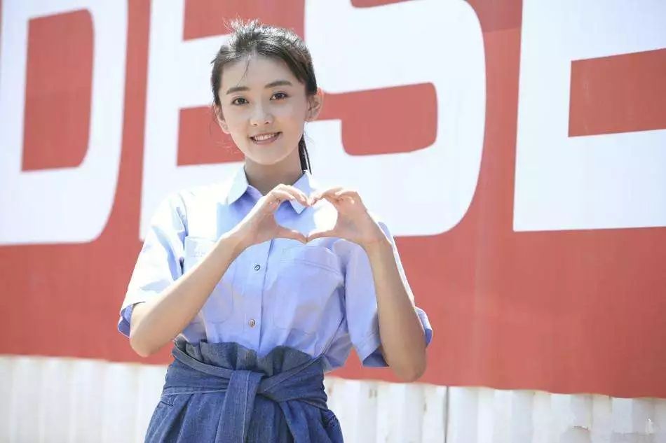 她20岁拍戏,23岁走红,大9岁男友居然长这样|央视|梁洁|男友_新浪新闻