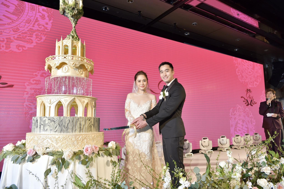 阿娇与赖弘国结婚,婚礼现场换过两次婚纱,阿sa透漏蛋糕价值9万