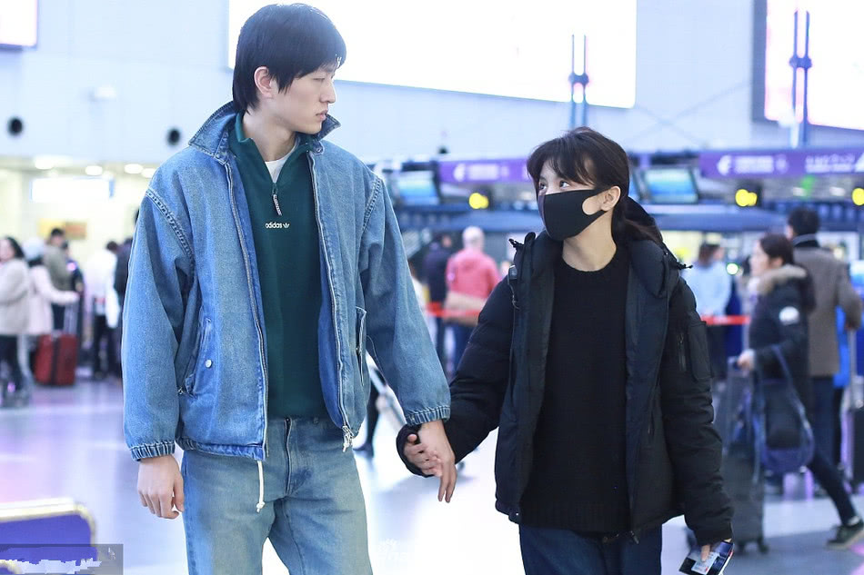 春夏金大川恋情实锤,牵手现身机场深情对视超级甜