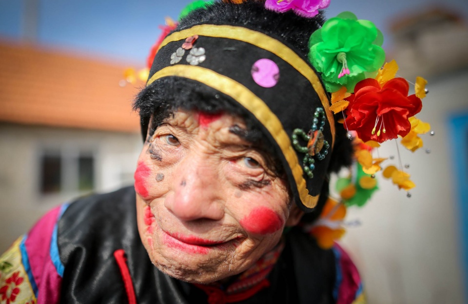 95岁老人男扮女装表演非遗周围30多个村参与超千人到场