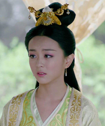 她恨自己的父亲杀她全家却又无能为力属于那个时代的悲哀