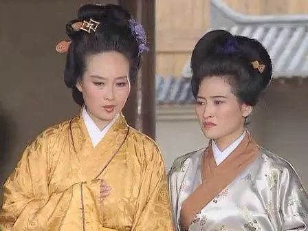 糜夫人是糜竺的妹妹,刘备驻军广陵时,糜竺把妹妹献给刘备做夫人和嫁妆