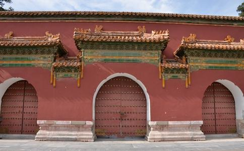 古代城门上为什么有门钉?门钉到底有什么作用|门钉|城门|东华门_新浪新闻
