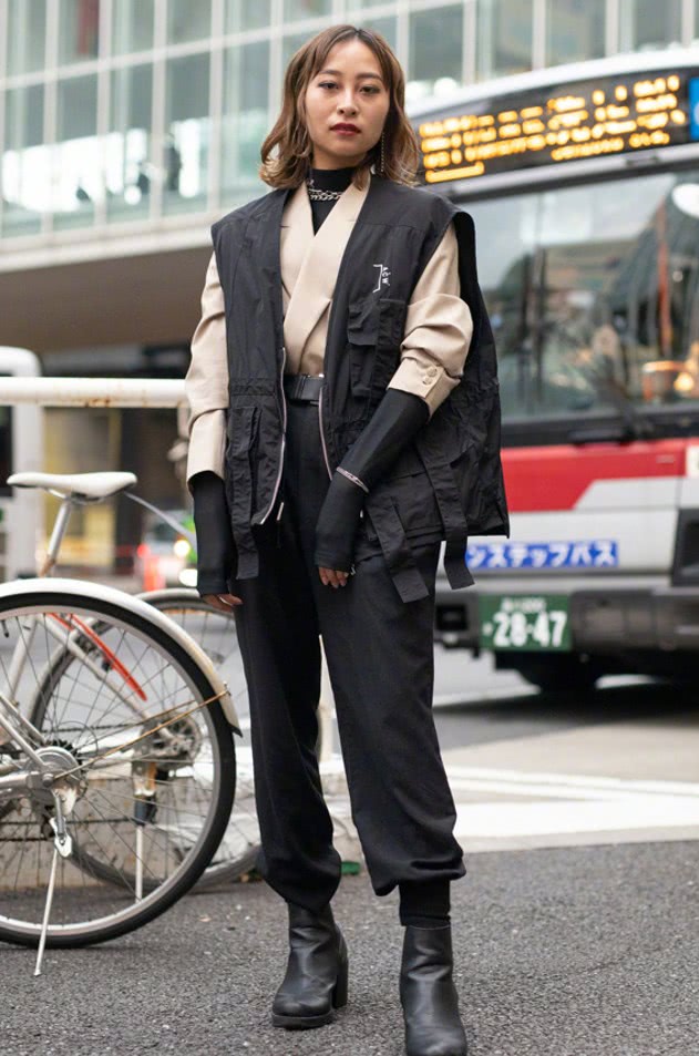 如何把工装裤穿出时尚?时髦精都爱搭配短靴,让你的造型远离普通