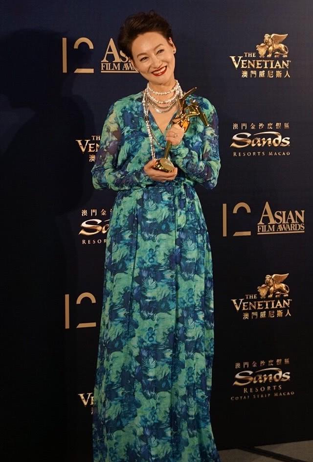 惠英红穿上"马赛克裙",你相信她已经58岁了吗?