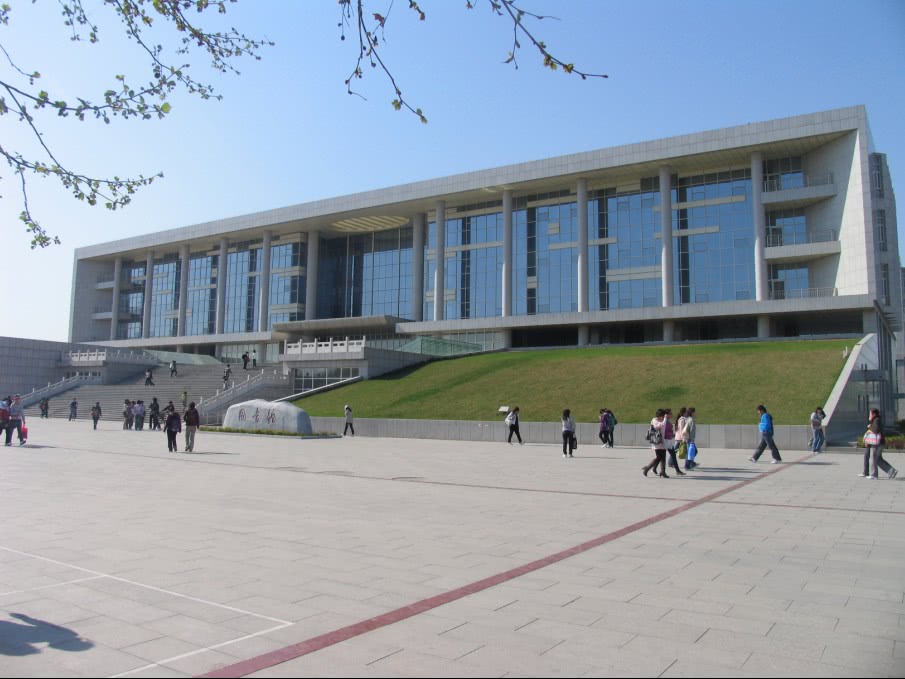 河北经贸大学不管风霜雨雪你都是那么美