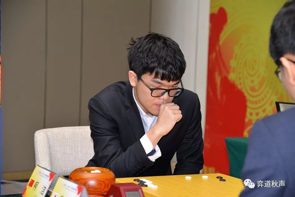 最快七冠 柯洁给韩国后辈上课 中国棋手夺世界大赛第41冠