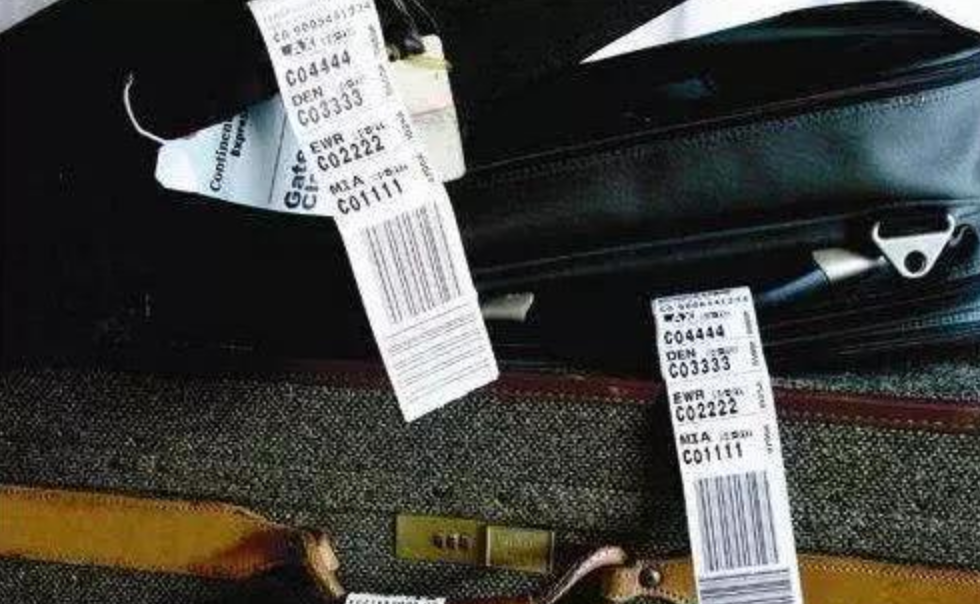 大家为什么不撕掉坐飞机时行李箱上留下的行李牌?原来它还有妙用