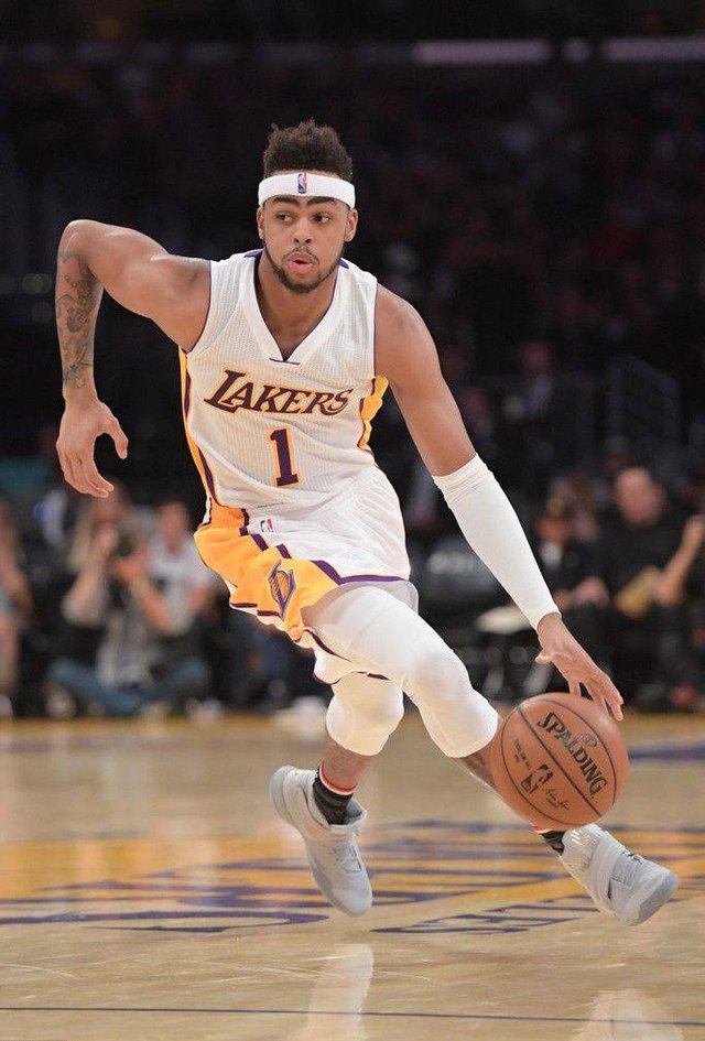 拉塞尔如何完成自救?曾因情商太低被湖人抛弃,他其实很尊敬科比