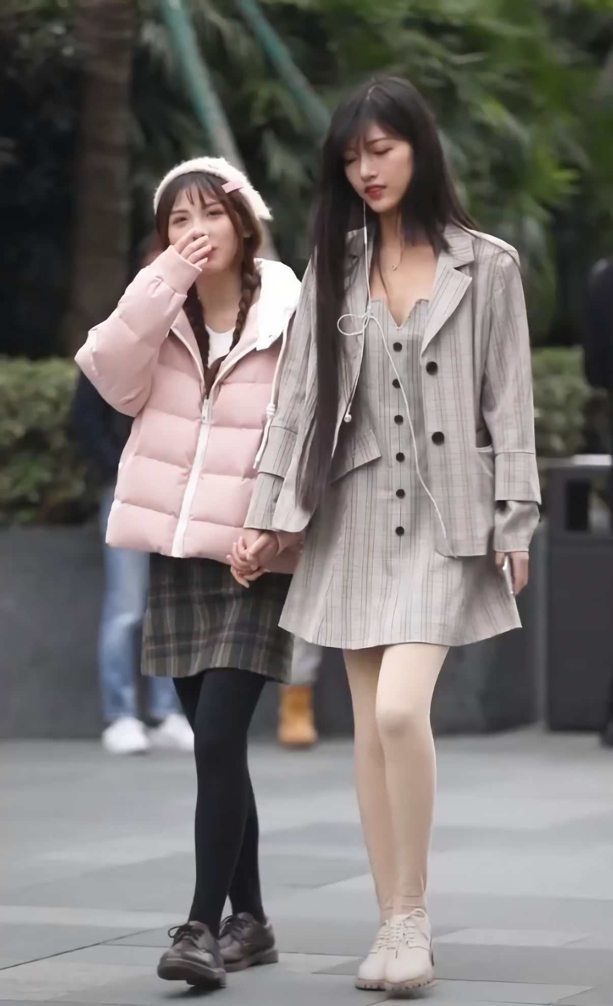 闺蜜一起逛街,一个像秋天一个像冬天,谁更"心机"一目了然!