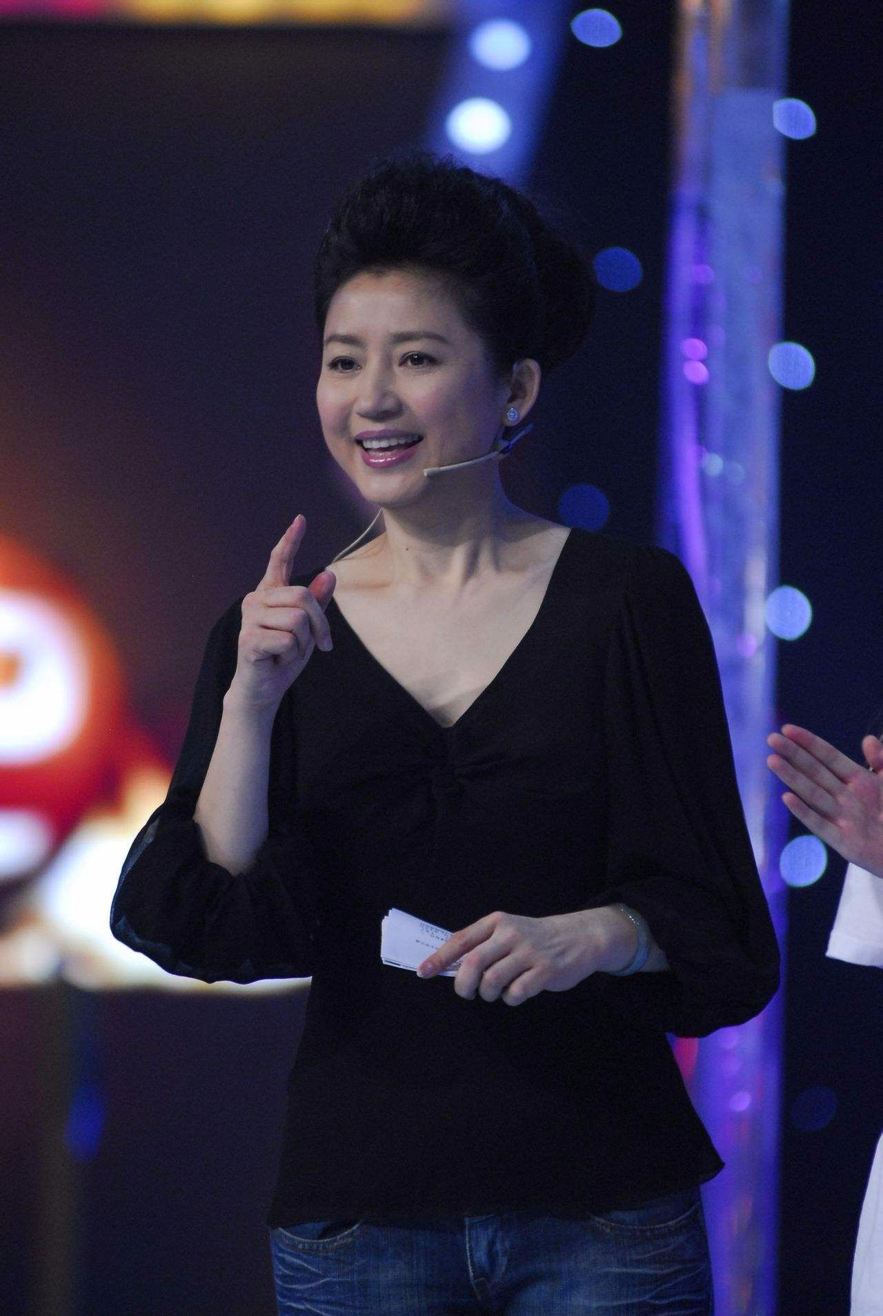 央视主持人王小丫油头垢面差点没认出来,还是短发的她有气质!