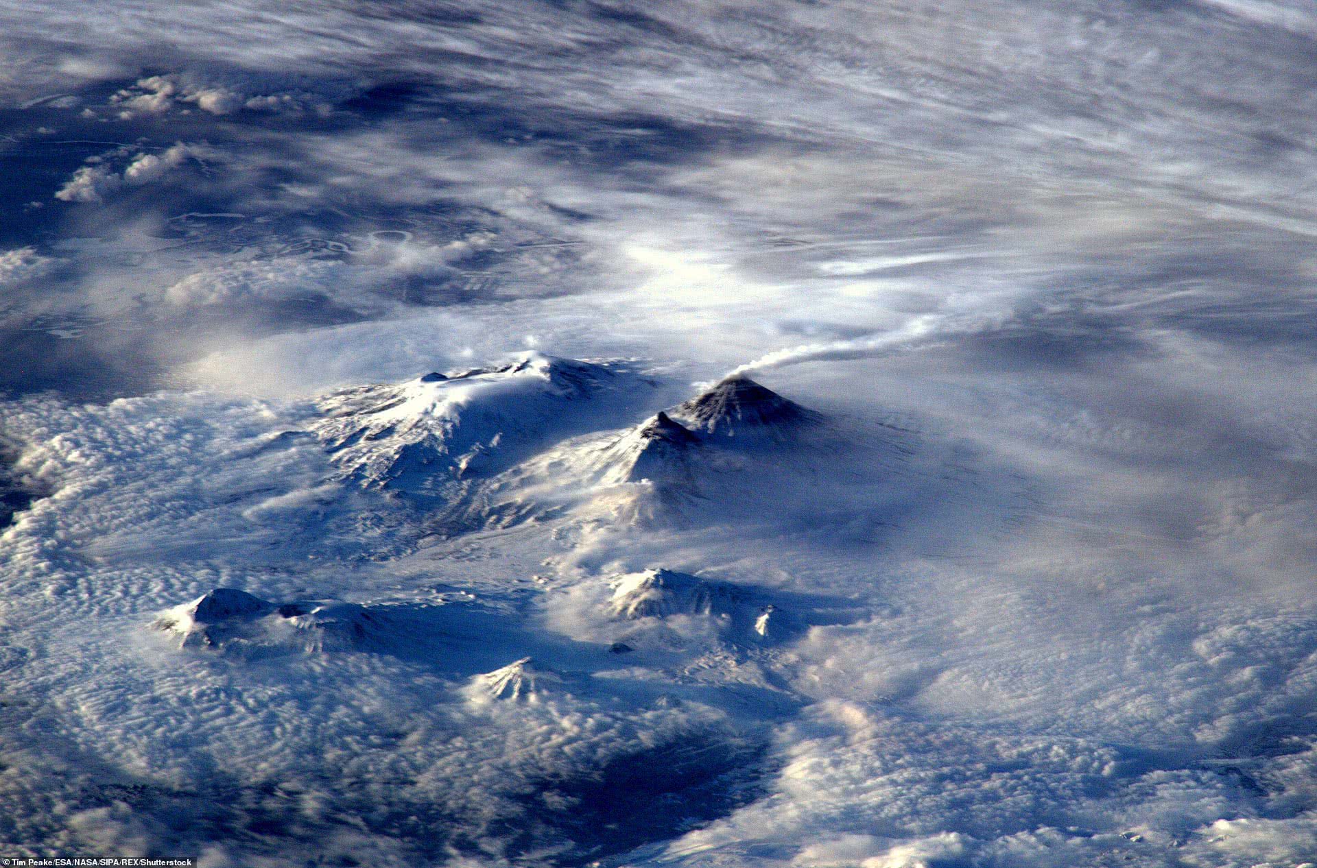 超凡脱俗300公里外高空拍摄的地球美景让人如痴如醉
