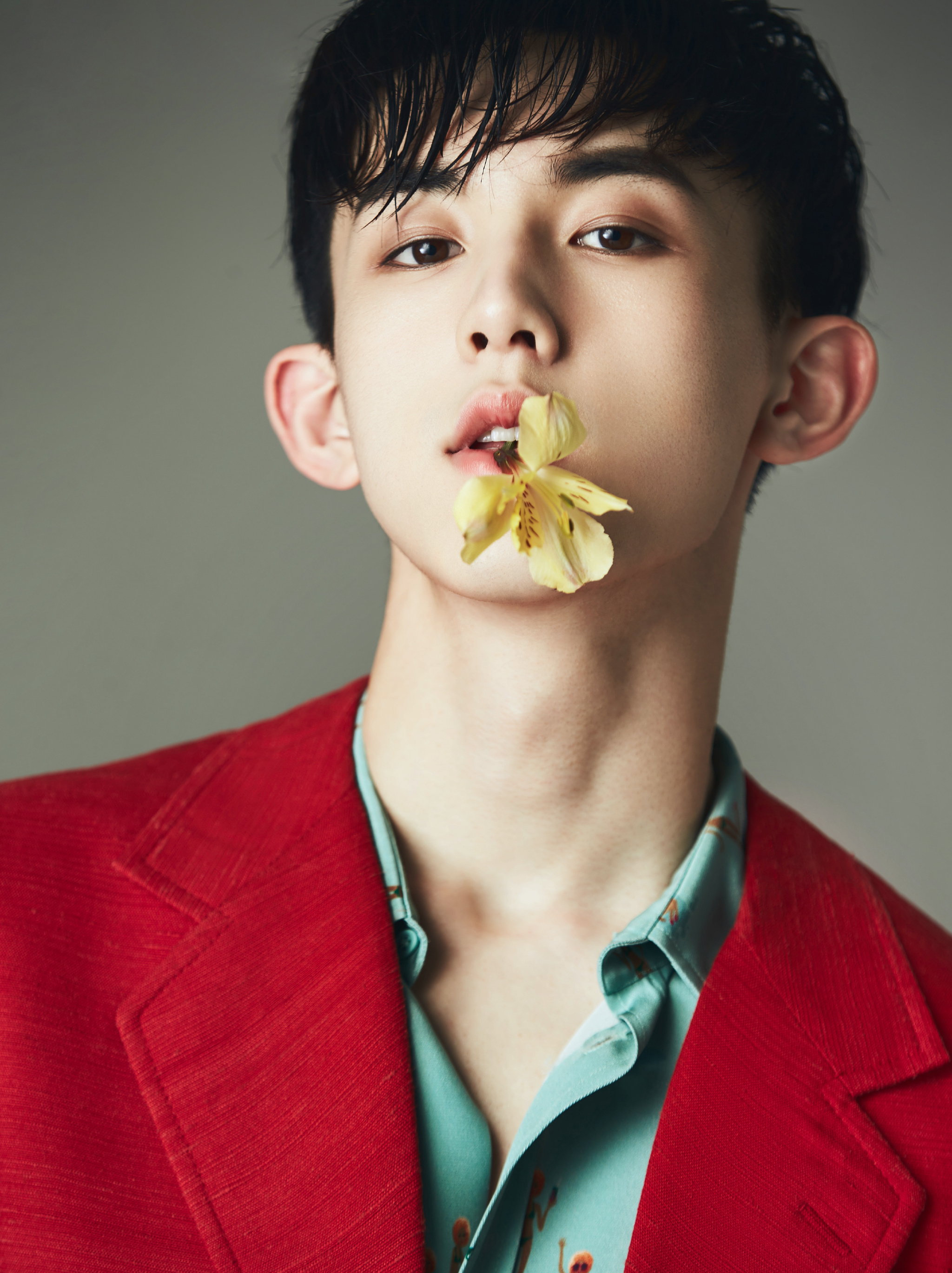 郭俊辰身着帅气西装散发少年感的大男孩实力圈粉