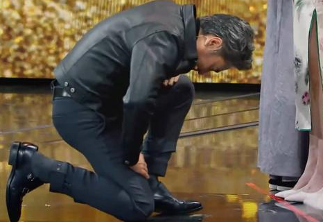 吴秀波单膝跪地,一个细节"暴露"人品,有谁注意旁边的沈腾?