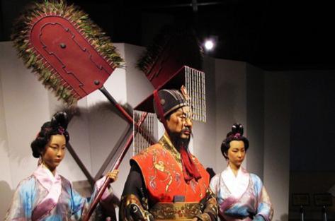 古代皇帝上朝、出行的时候，身后为什么总有两个“大扇子”？|唐代|君王|仪仗|尾扇|羽扇_新浪新闻