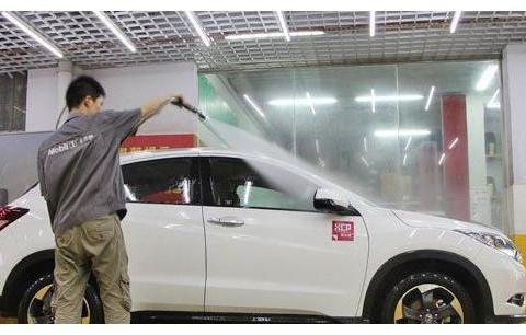 都说洗车机洗车伤车 为何自己洗车还说伤车 老司机 术业有专攻