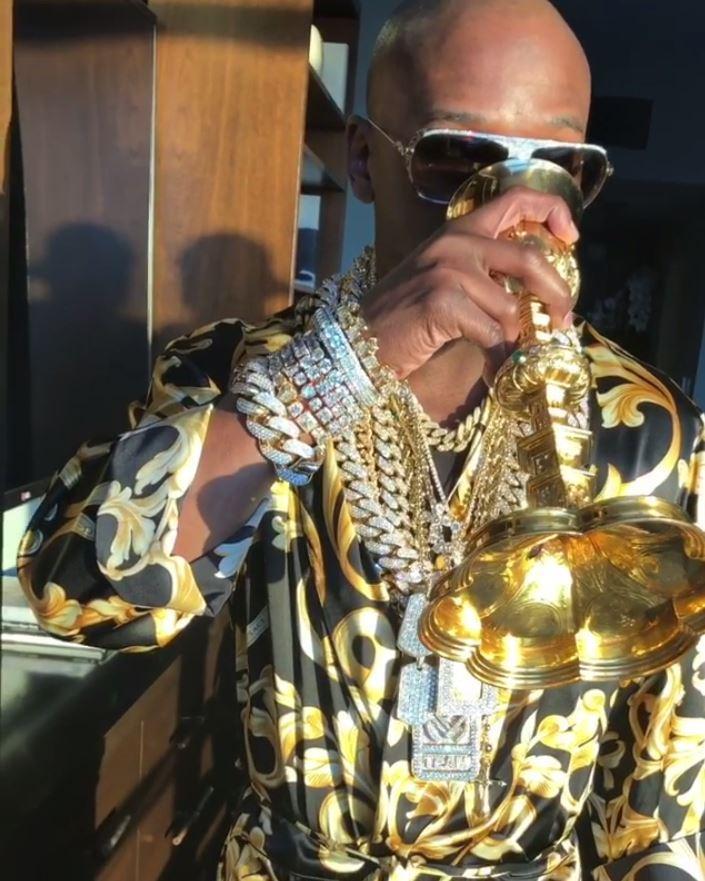 梅威瑟1个多月炫富9次,这次炫耀的4金有点刺眼