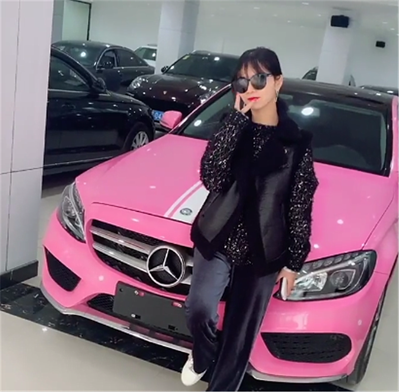 31万奔驰全车贴粉色少女心十足女车主穿着还比车养眼