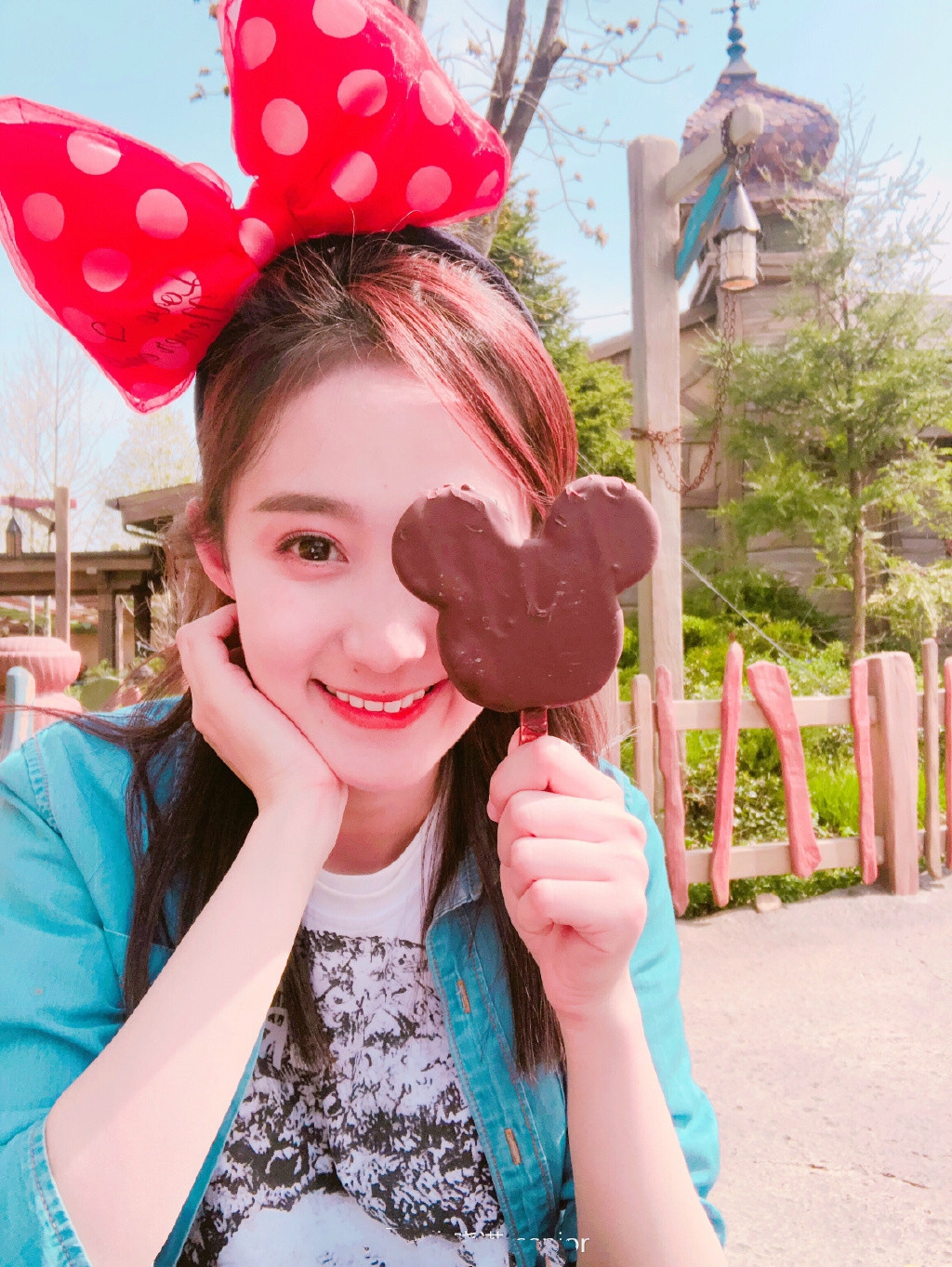 被称宝藏女孩,曾与华晨宇传绯闻,24岁演《大约是爱》会红吗?