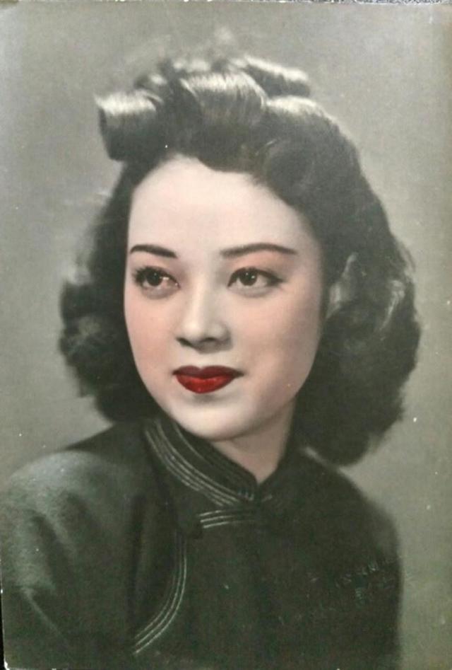 美女汉奸被枪毙前,解开上衣拿出一证件后,被当即无罪释放|李香兰|汉奸