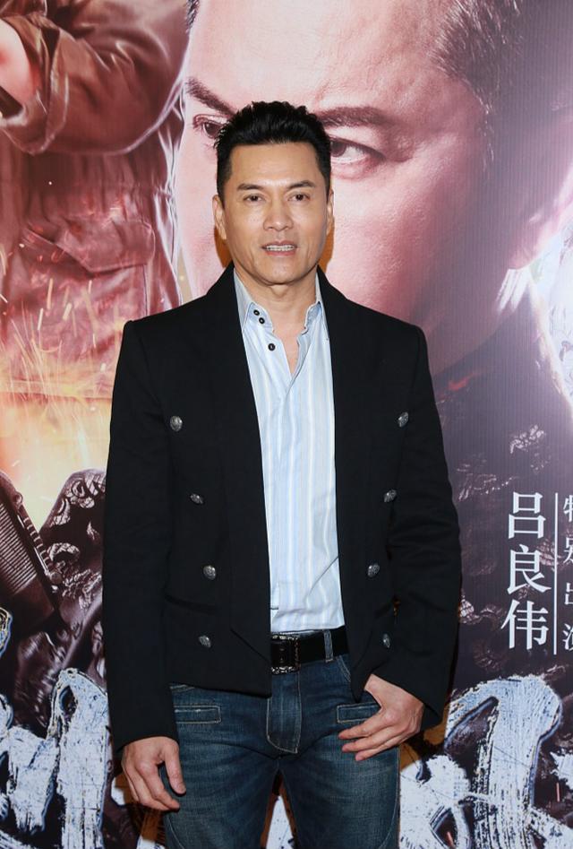 63岁吕良伟西装配牛仔裤帅气有型 头发浓密皮肤光滑似30岁小伙