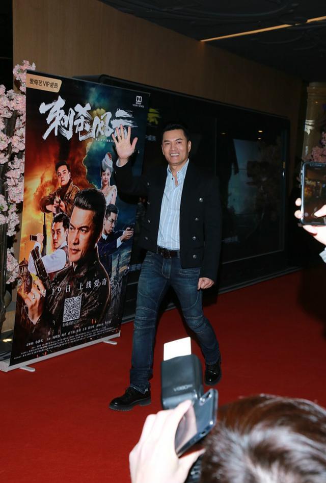 63岁吕良伟西装配牛仔裤帅气有型 头发浓密皮肤光滑似30岁小伙