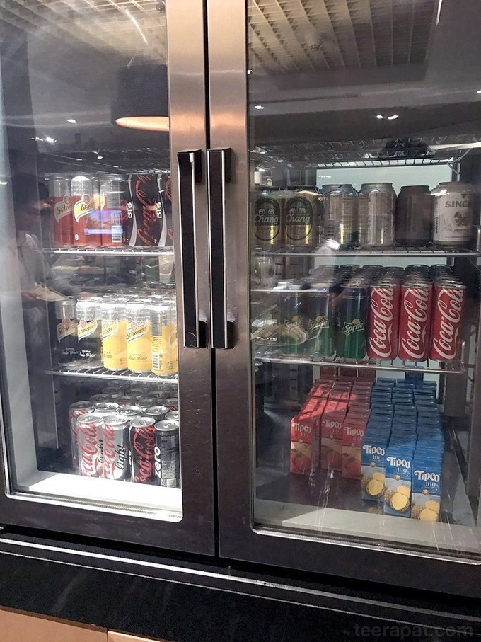 百事可乐,3种口味的怡泉和果汁,还有啤酒,泰国的象牌,辛哈和喜力啤酒