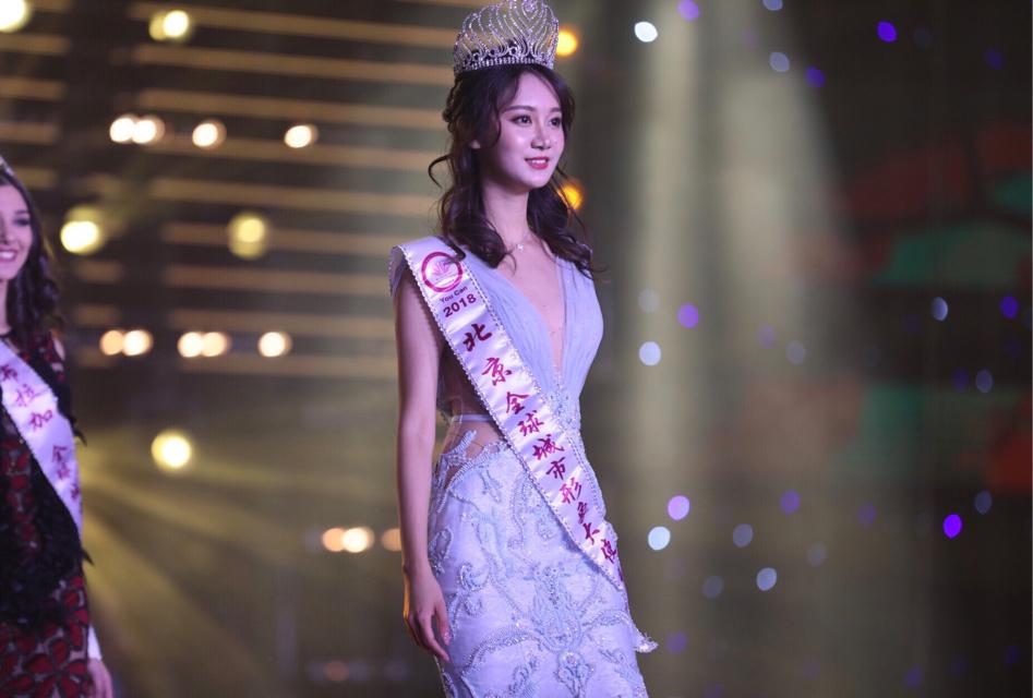 世界小姐李珮姗亮相西安国际时尚周,迪玛希汪涵同台