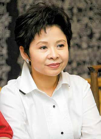她22岁凭一首歌走红后上春晚,后因丑闻被封杀,今57岁销声匿迹