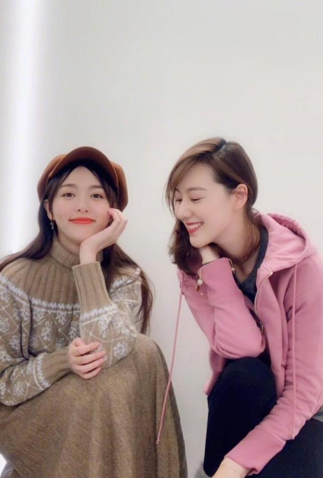 秋冬想时髦的,看唐嫣和闺蜜的穿搭,能让友情变得更亲近一点!