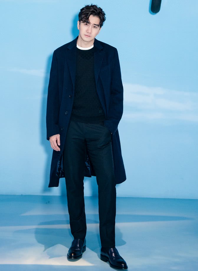 翟天临的脚有多大啊?穿了双"脚蹼鞋"亮相,可以直接去潜水了!