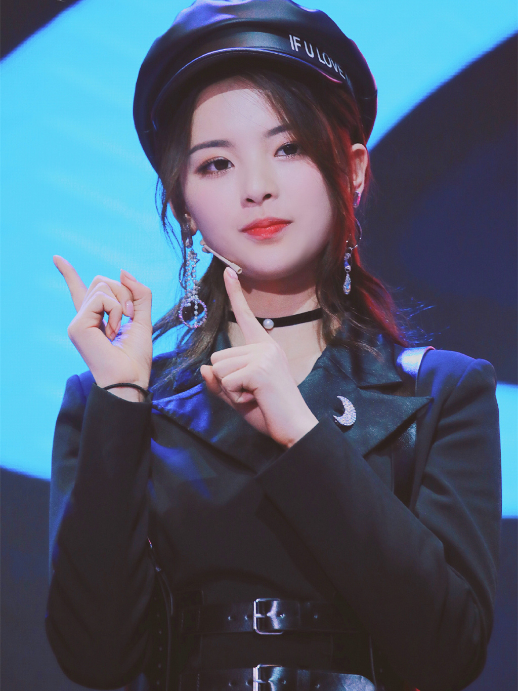 杨超越贝雷帽造型上线,配白西装这么仙,网友却要求换双鞋?