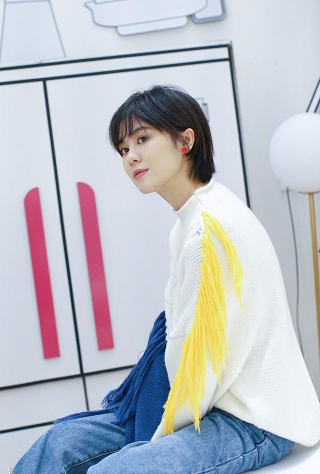 郁可唯搞特殊,毛衣上挂面条,还是彩色的,就是要跟你们不一样