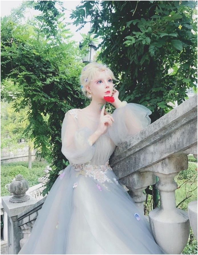 中国"第一芭比"迪丽拉有男友了?婚纱照被曝出,网友:真般配