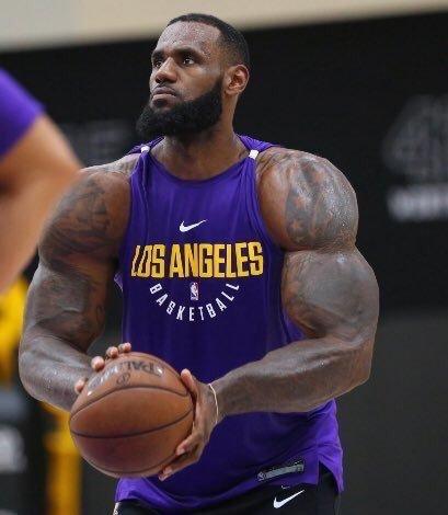 霍华德展示魔鬼肌肉,这图是真的吗?