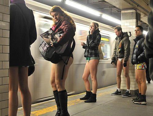 "无裤地铁日"再度来袭,各国美女不惧严寒,仅穿内裤上街