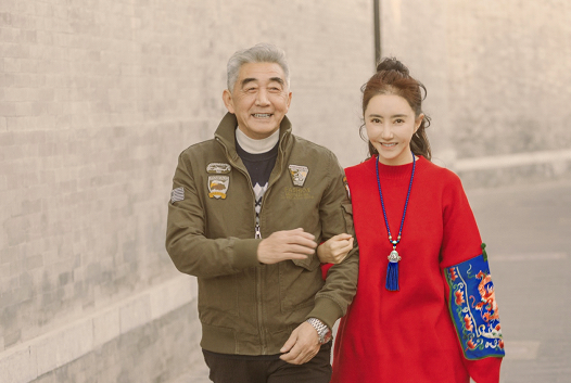 演员梁国荣梁晶晶父女秋日写真曝光画面尽显温暖