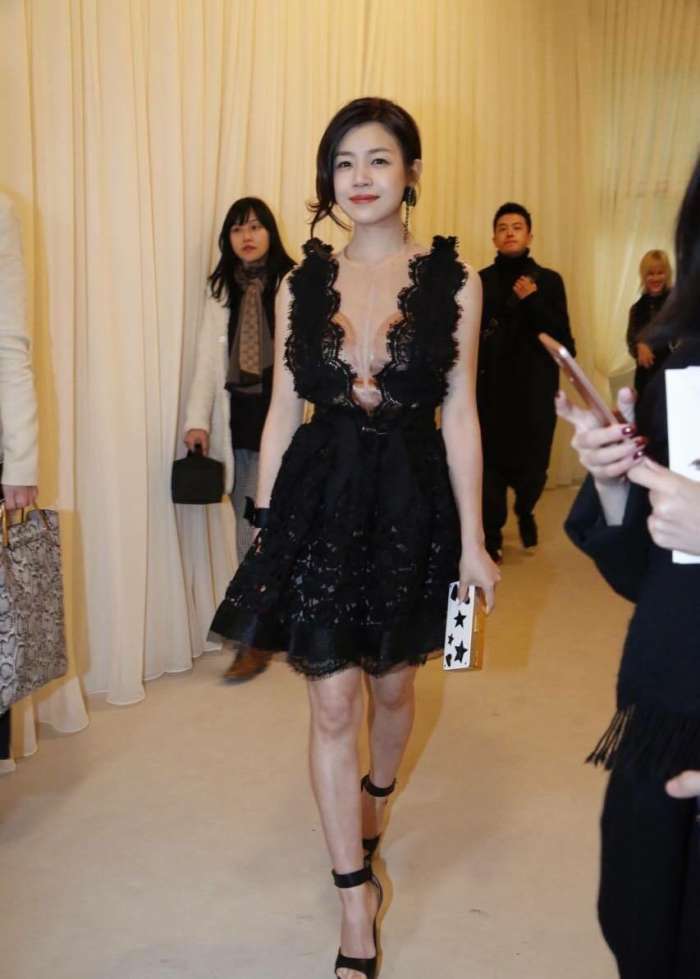 陈妍希身穿黑色蕾丝连衣裙, 性感动人, 网友: 这跟没穿一样啊!