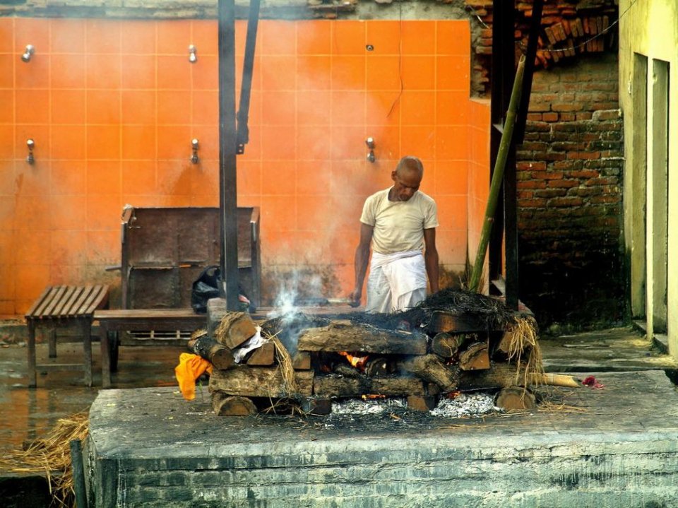 图一点美|加德满都圣河旁的烧尸人,印度教徒火葬仪式执行者