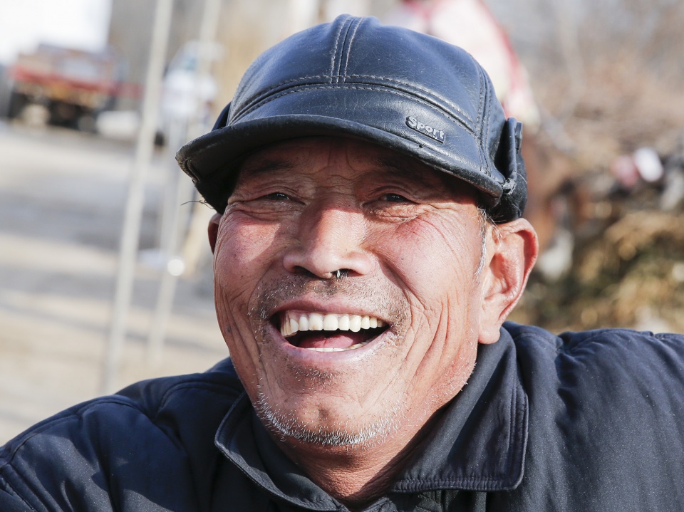 山东7旬农民大爷祖传手艺做稀罕物挣钱养家两个小时卖30多个