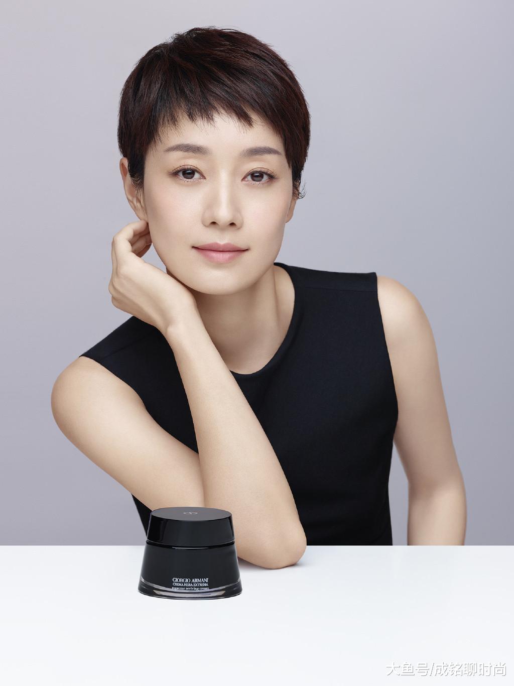 马伊琍获年度女演员大奖,超短发连体装上台领奖,气质出众太惊艳