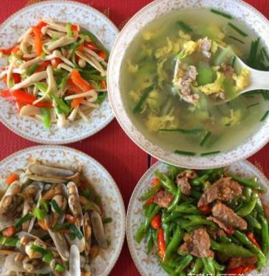 简单下饭的午餐,三菜一汤花31元,我和老公一人多吃了一碗米饭