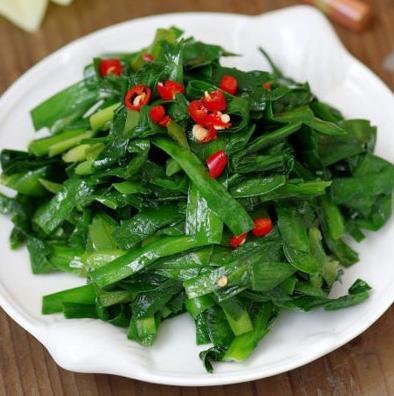 加入1/2小勺老抽,翻炒均匀;下辣椒丝和香菜梗,同时加入适量盐调味;2.