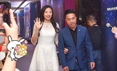 丁霞美妆惊艳全场!惠若琪调侃她最好找男友 身高1米8貌美如花